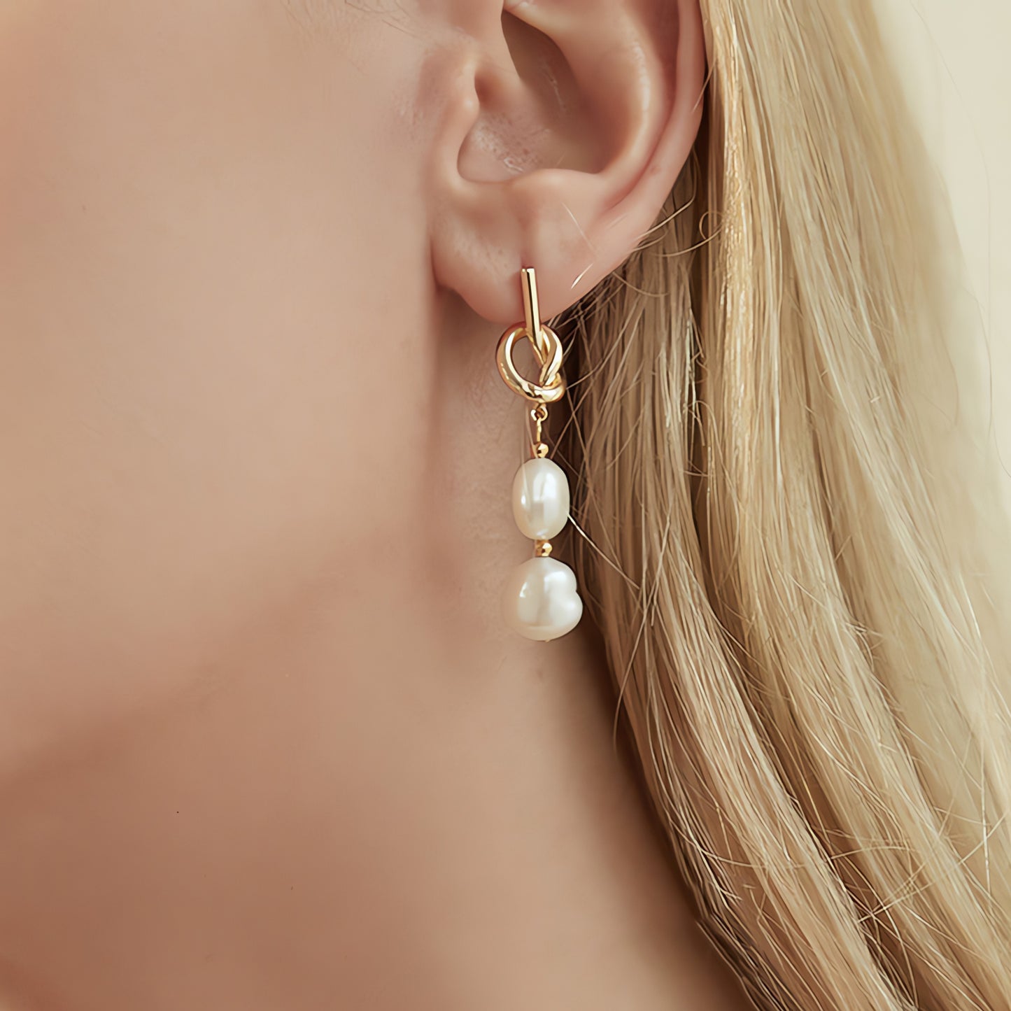 Pearl drop earring