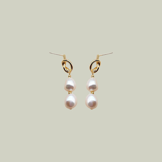 Pearl drop earring