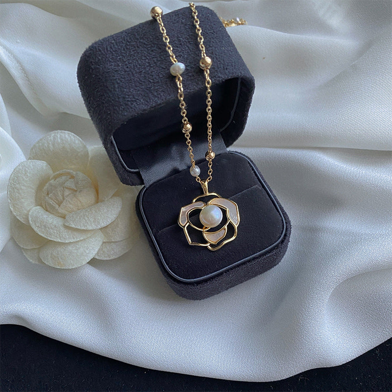 Hollow rose necklace